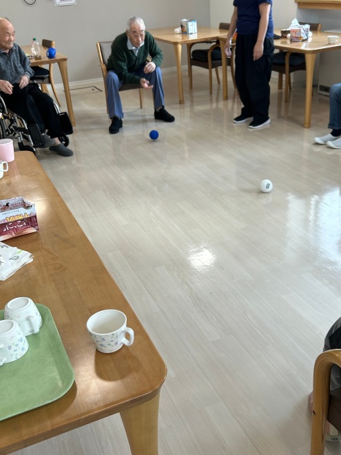 ゲーム開始！少し重たいボールを投げます。