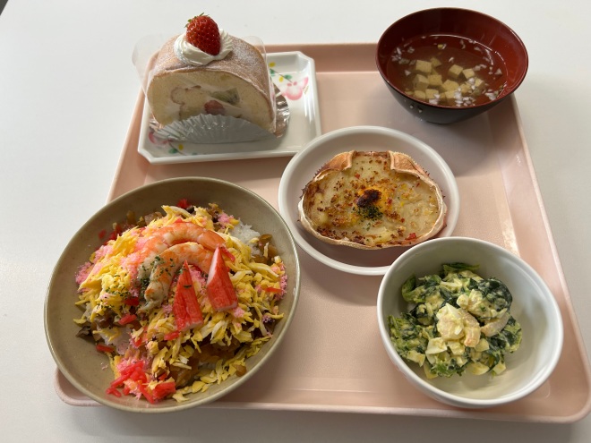 ひな祭りにケーキが出ました