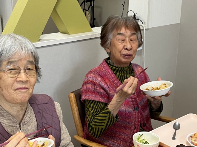 美味しくて目をつぶってしまっています。