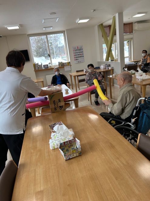 一本の棒をお互いに